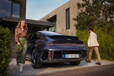 Hyundai IONIQ 6 på en grusad garageuppfart.